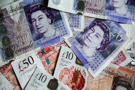 Ở Anh Quốc chỉ cần bạn đến các phòng giao dịch ngân hàng là có thể đổi từ tiền Việt qua bảng Anh