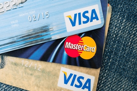 Thẻ Visa cho phép người dùng thanh toán online và offline